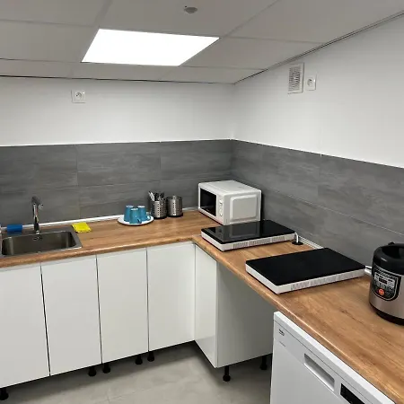 ホステル Yellow - Free Breakfast - The Service In - Free Parking *