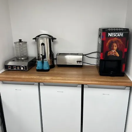 Hostel Yellow - Free Breakfast - The Service In - Free Parking