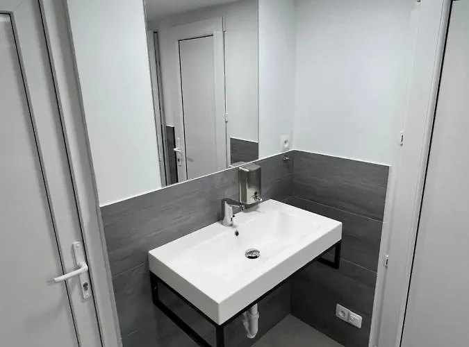 Yellow - Free Breakfast - The Service In - Free Parking Hostel Κατοβίτσε