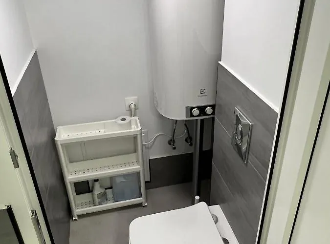 Yellow - Free Breakfast - The Service In - Free Parking *