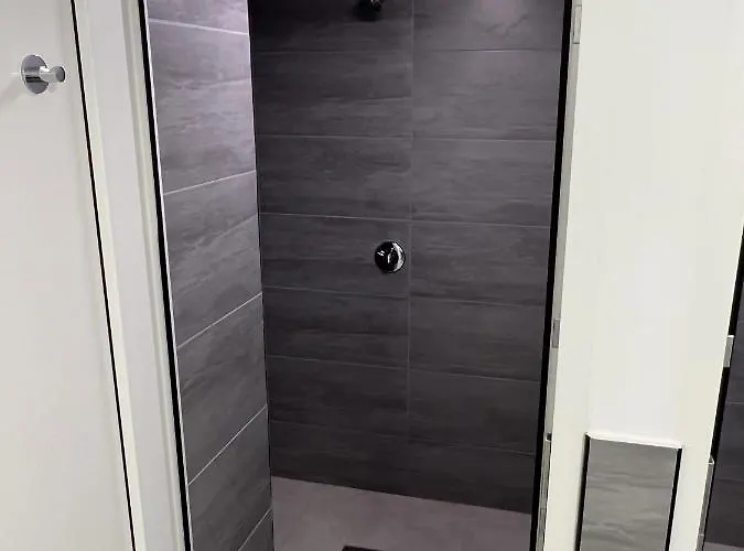 ホステル Yellow - Free Breakfast - The Service In - Free Parking *